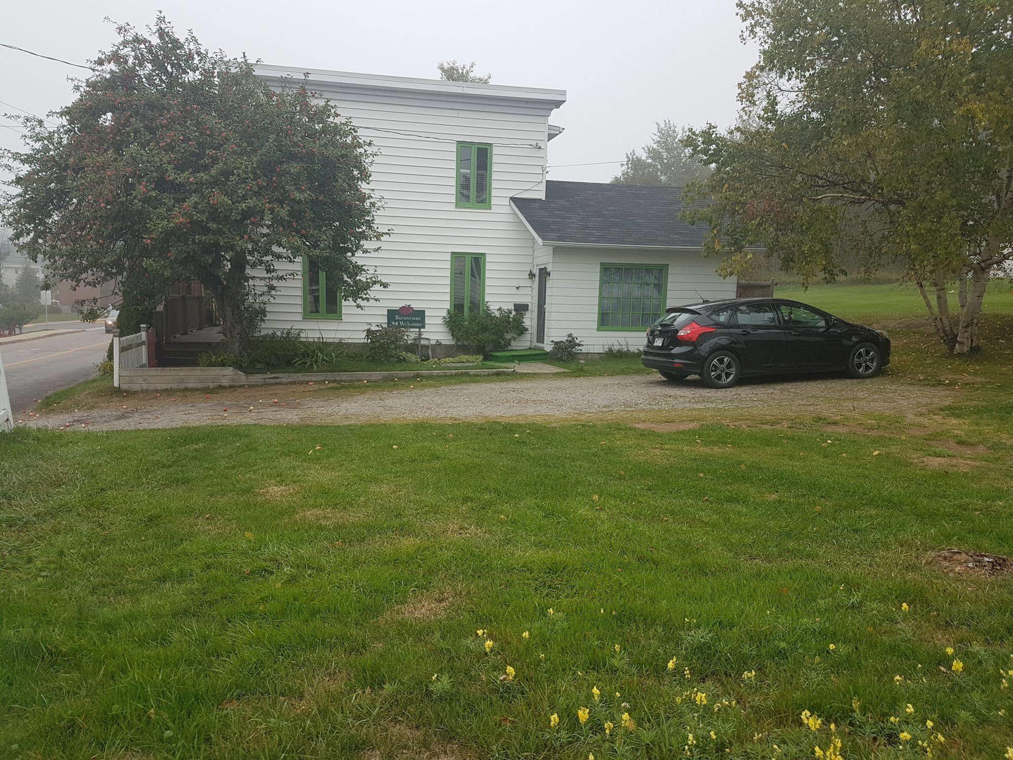 Gite Au Vieux Pommier Tadoussac Εξωτερικό φωτογραφία